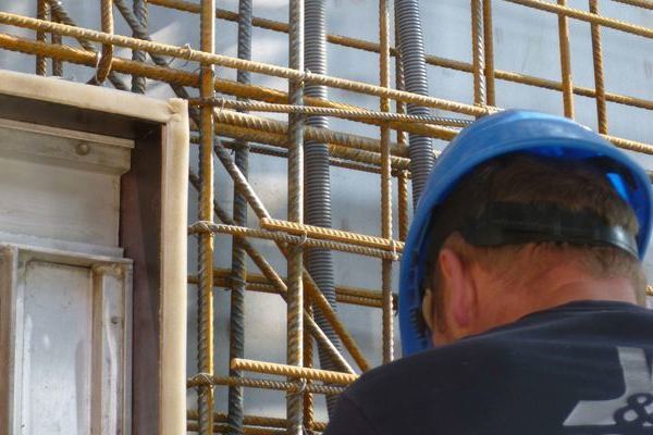 Bewehrung und Leerrohrverlegung in der Wand