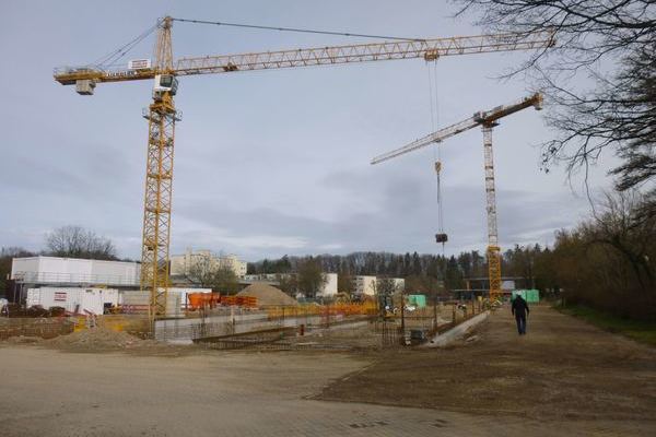 Baustelle mit zwei Kranen und Bauarbeiter