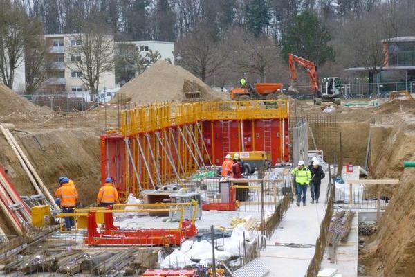 Kellergeschoss mit Bauarbeitern im Hintergrund
