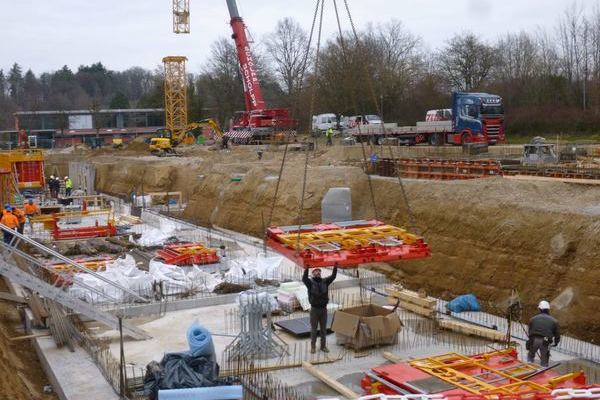 Bauarbeiter empf�ngt Kran.j