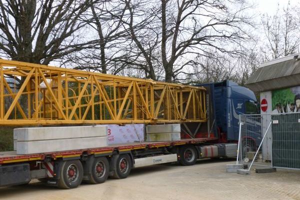 LKW transportiert ein Ger�st