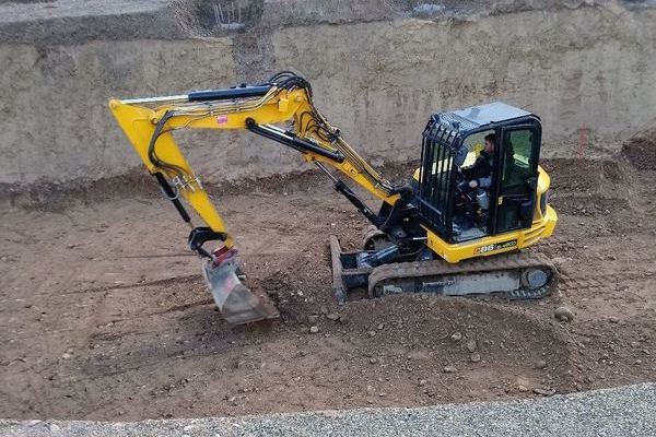 Gelber Bagger steht im Keller