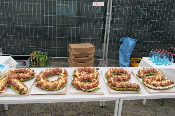 Essen und Trinken beim Spatenstich