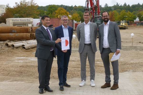 B�rgermeister Hollemann, B�rgermeister Schlegel, B�rgermeister Br�gner und Amtsleiter Berger vom Landratsamt halten den roten Punkt in der Hand