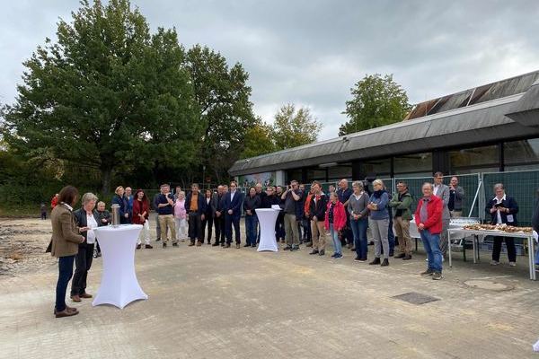 Die Rektorinnen am Rednerpult und gelade e G�ste im Hintergrund.j