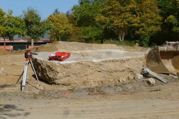 Baufeld mit einem Laser Nivellier-Set und einem Baggerl�ffel