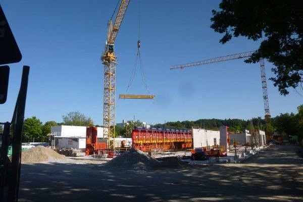 Baustellenansicht Erdgescho� mit teilweise fertiggestellten W�nden.jp