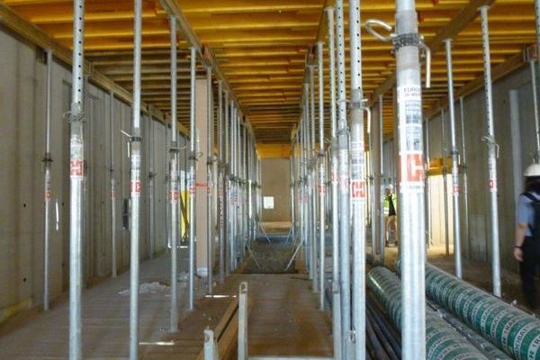 Blick auf Deckenschalung von unten mit eingebauten Stahlst�tzen und Holzverschalung