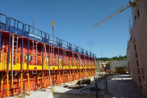 Erdgescho�wand eingeschalt mit Stahlschalung.