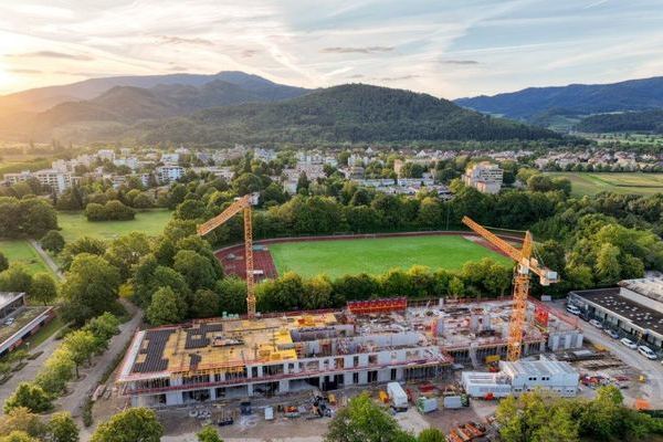 Luftaufnahme der Baustelle mit Blick Richtung Stadion