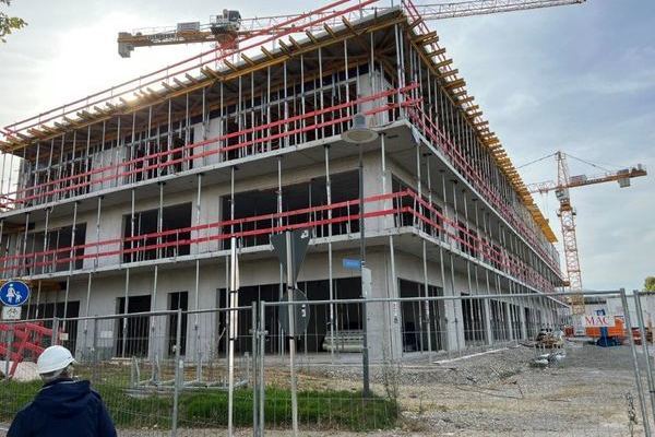 Ansicht Schule von Ballsporthalle bzw. Heimatweg aus