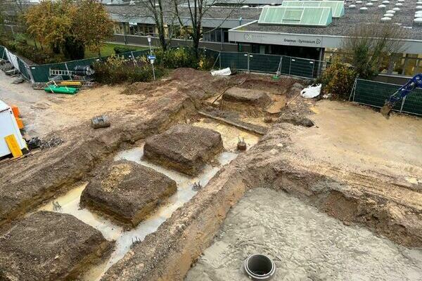 Fundamente Verbindungsgang ausgehoben - Blick Richtung Schule im Bestand
