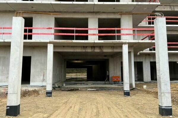 St�tzen Verbindungsgang - Blick Richtung Neubau