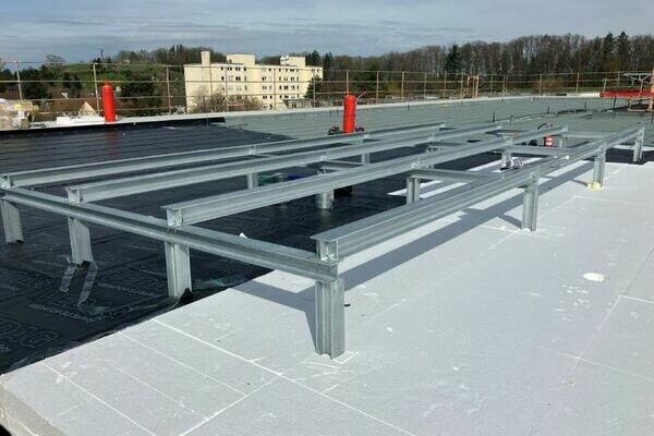 Dachabdichtungsarbeiten im Bereich der Unterkonstruktion der L�ftungsger�te auf dem Dach.j