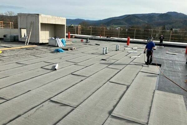 Dachabdichtungsarbeiten - Aufbringen der Notabdichtung