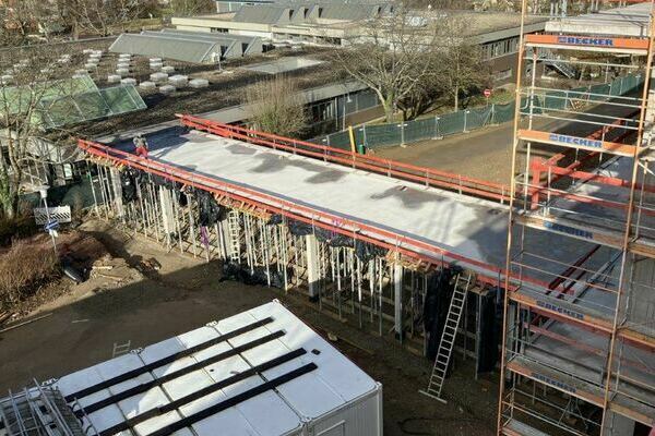 Verbindungsgang mit eingeschalter und betonierter Decke