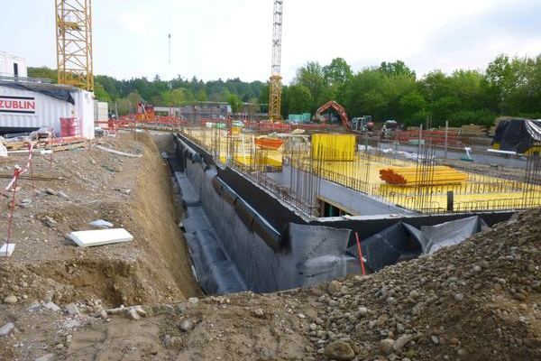 Kellerwand mit Aussend�mmung und schwarzer Abdichtungsbahn