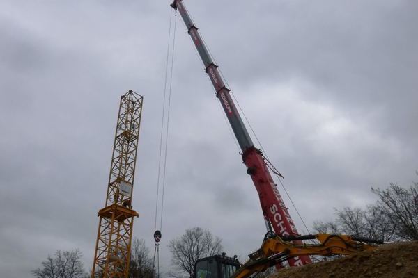 Kran von unten mit Ladung