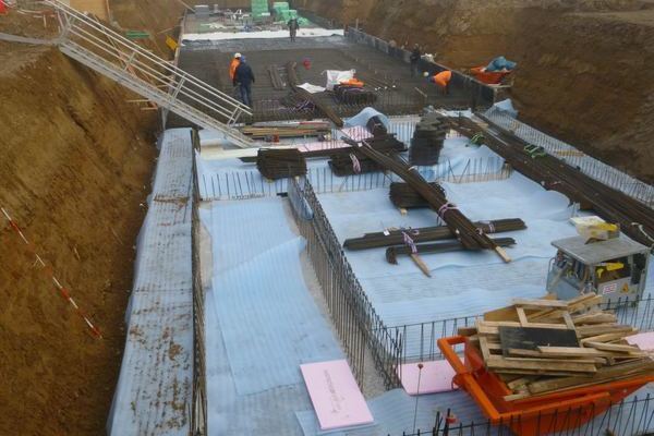 Metallst�be wurden in den Boden gebaut.j