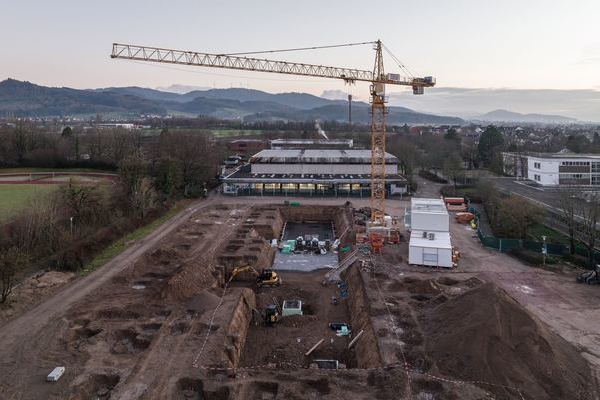 das Baufeld mit den BAucontainern und Baukran aus der Luft