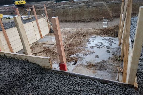 Holzplanken auf Baustelle platziert