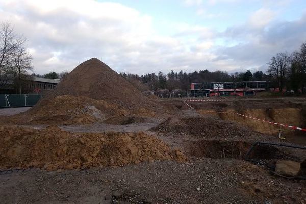 Ausgeschaufelte Erde auf der Oberfl�che.j