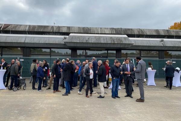 Die Versammlung am Speisen