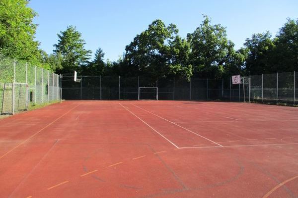 alter Sportplatz mit Basketballk�rben und Fu�balltoren.